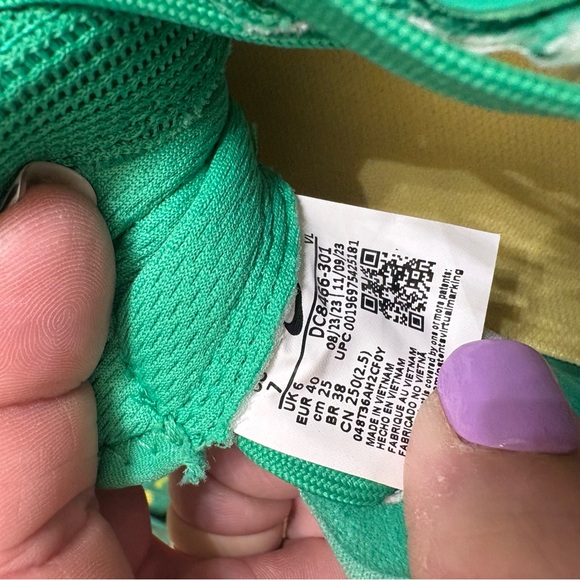 Nike Green indoor Soccer / turf Shoes US Size 7 Unisex Soccer Footwear - Picture 4 of 4